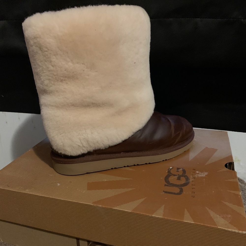These are women’s uggs in a size 9”